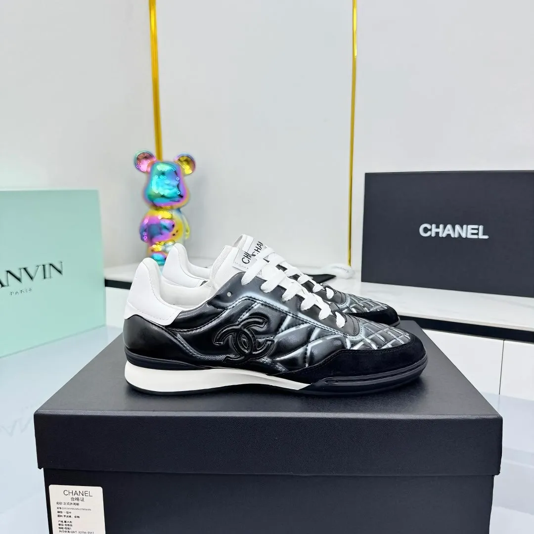 👟👟Ex-factory price 620👟👟 Top version Chanel Chanel - 2025 counter top casual sports shoes This sneaker is a classic design; the upper is electro-embroidered with a variety of techniques; the outsole is fashionable and sporty; it is extraordinary and incorporates a variety of color matching elements... The diversified mix and match is very beautiful and versatile, and can be used for leisure, fashion, sports and outdoor... ꫛꫀꪝ Go➫ Material: ❶Upper is made of: original cowhide ❷Inner lining is made of: original imported sheepskin ❸Outsole is based on: original TPU combination outsole Special counter boutique packaging complete set for women 35–41